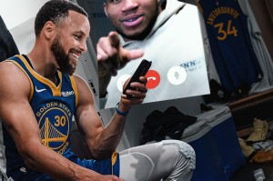 ng体育app-轰38+8三分独木难支！37岁库里提前下场双眼无神 在场-24一败涂地